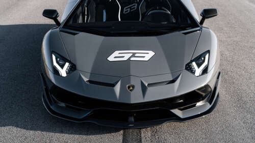 Un primo piano che mostra una Lamborghini Huracan, un’elegante e potente supercar. 4K (Ultra HD)