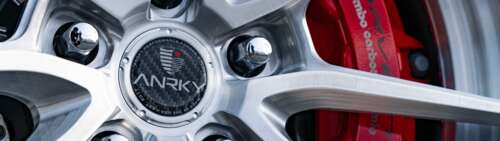 Un’elegante e potente Chevrolet Corvette C8, un’auto sportiva dalle linee aerodinamiche... Dual UHD