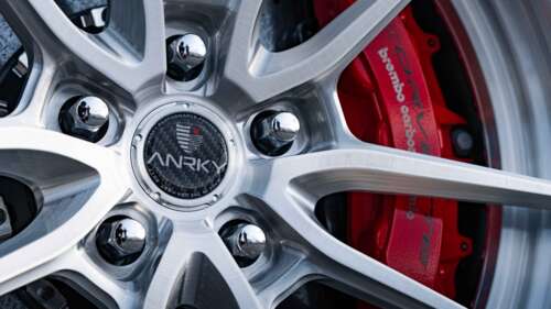 Un’elegante e potente Chevrolet Corvette C8, un’auto sportiva dalle linee aerodinamiche... 8K