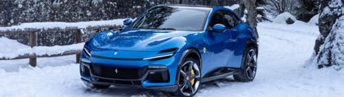 Un elegante e dinamico SUV di lusso Ferrari Purosangue, di colore blu acceso. Dual UHD