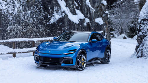 Un elegante e dinamico SUV di lusso Ferrari Purosangue, di colore blu acceso. 8K