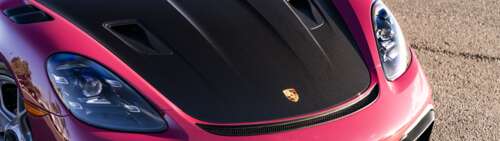 Una fotografia ad alta risoluzione che mostra una Porsche sportiva elegante, con... Dual UHD