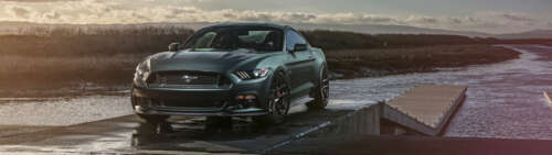 Una potente ed elegante Ford Mustang GT, un’auto sportiva che mette in risalto il...