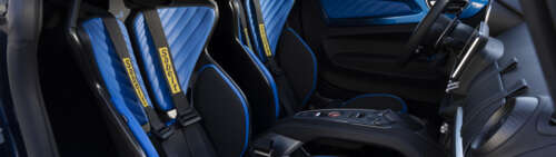 Immagine ravvicinata dell’abitacolo del conducente e dei dettagli interni di una... Dual UHD