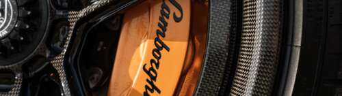 Un’immagine ad alta risoluzione di una Lamborghini Aventador SVJ, una supercar che... Dual UHD