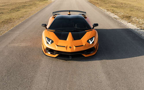 Una ripresa ravvicinata di una Lamborghini Aventador SVJ, che ne mette in risalto... 7680x4800