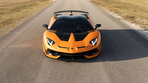 Una ripresa ravvicinata di una Lamborghini Aventador SVJ, che ne mette in risalto... 8K