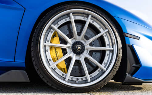 Una supercar Lamborghini Aventador SVJ ad alte prestazioni, caratterizzata da linee... 7680x4800