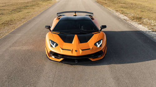 Una ripresa ravvicinata di una Lamborghini Aventador SVJ, che ne mette in risalto... 4K (Ultra HD)