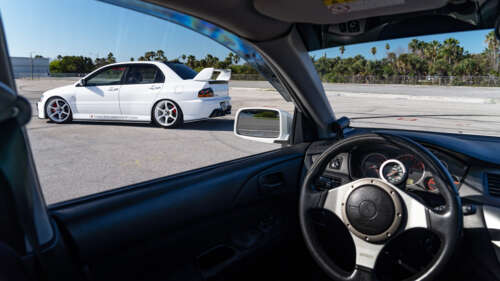 Una vista dettagliata di una Mitsubishi Lancer Evolution IX, un’auto sportiva. 8K