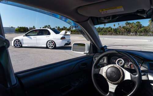 Una vista dettagliata di una Mitsubishi Lancer Evolution IX, un’auto sportiva. 7680x4800