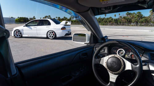 Una vista dettagliata di una Mitsubishi Lancer Evolution IX, un’auto sportiva. 4K (Ultra HD)