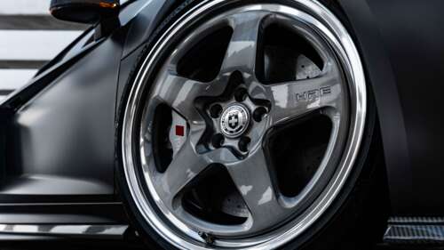 Una fotografia professionale, realizzata in primo piano, che ritrae un’elegante berlina... 8K