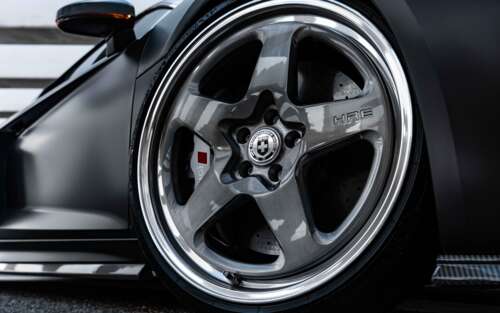 Una fotografia professionale, realizzata in primo piano, che ritrae un’elegante berlina... 7680x4800