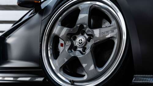 Una fotografia professionale, realizzata in primo piano, che ritrae un’elegante berlina... 4K (Ultra HD)