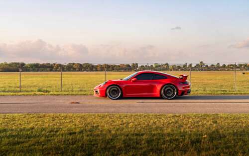 Una vista dettagliata di un’elegante e potente Porsche 992 GTS, che mette in risalto... 7680x4800