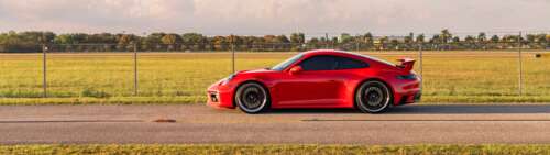 Una vista dettagliata di un’elegante e potente Porsche 992 GTS, che mette in risalto... Dual UHD