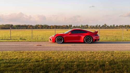 Una vista dettagliata di un’elegante e potente Porsche 992 GTS, che mette in risalto... 4K (Ultra HD)