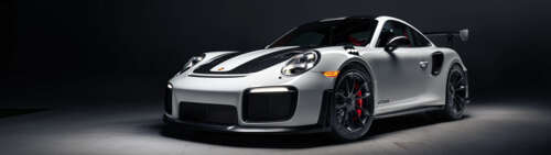 Una Porsche 911 GT2 RS Weissach, un’auto sportiva ad alte prestazioni caratterizzata... Dual UHD