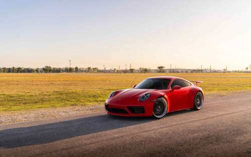 Un’elegante Porsche 992 GTS, un’auto sportiva con una carrozzeria lucida e un design... 7680x4800