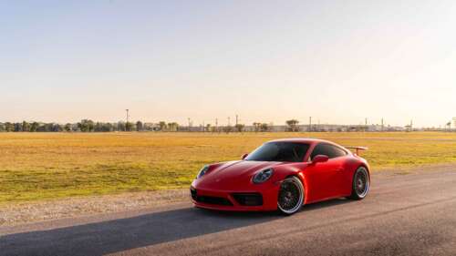 Un’elegante Porsche 992 GTS, un’auto sportiva con una carrozzeria lucida e un design... 4K (Ultra HD)