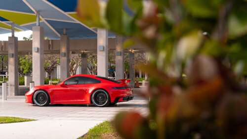 Una Porsche 992 GTS, un’elegante e moderna auto sportiva dal design aerodinamico...