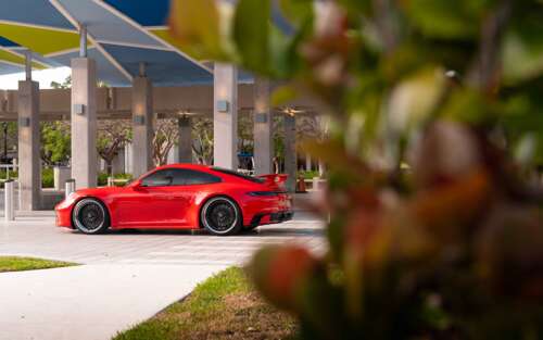 Una Porsche 992 GTS, un’elegante e moderna auto sportiva dal design aerodinamico... 7680x4800