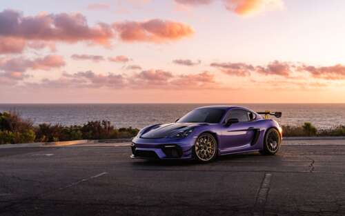 Un’elegante e potente auto sportiva Porsche GT3 RS, caratterizzata da una carrozzeria... 7680x4800