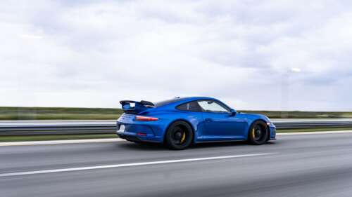 Un’auto sportiva Porsche GT3 RS ad alte prestazioni, dotata di elementi aerodinamici... 8K