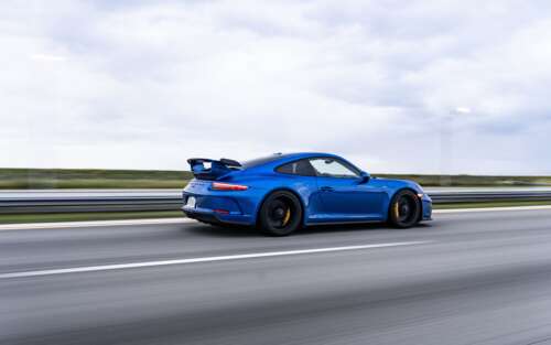 Un’auto sportiva Porsche GT3 RS ad alte prestazioni, dotata di elementi aerodinamici... 7680x4800