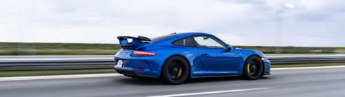 Un’auto sportiva Porsche GT3 RS ad alte prestazioni, dotata di elementi aerodinamici... Dual UHD