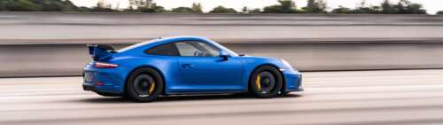 Una Porsche GT3 RS, un’auto sportiva ad alte prestazioni caratterizzata da un design... Dual UHD