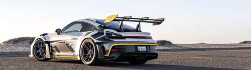 Un’elegante e potente auto sportiva Porsche GT3 RS, dotata di elementi aerodinamici... Dual UHD