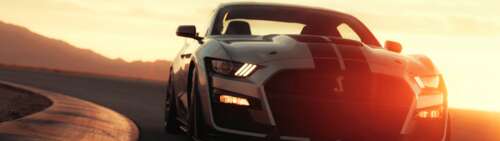 Una moderna Ford Mustang Shelby GT500, una potente auto sportiva di colore argento,... Dual UHD