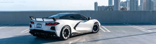 Una vista dettagliata di una Chevrolet Corvette C8, un’auto sportiva che mette in... Dual UHD