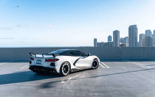 Una vista dettagliata di una Chevrolet Corvette C8, un’auto sportiva che mette in... 7680x4800