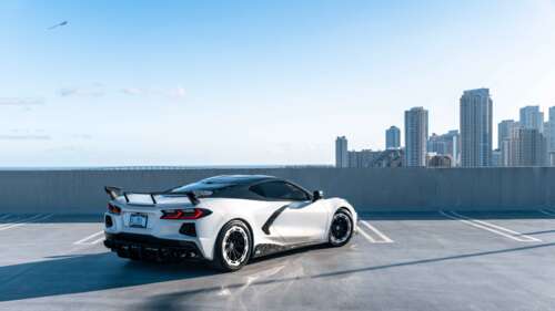 Una vista dettagliata di una Chevrolet Corvette C8, un’auto sportiva che mette in... 4K (Ultra HD)