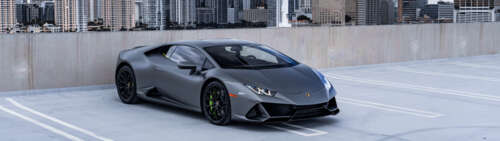 Un primo piano di una moderna supercar Lamborghini Huracán, ripresa in un contesto... Dual UHD