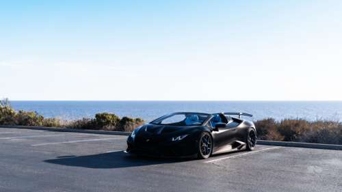 Una Lamborghini Huracán, supercar ad alte prestazioni, immortalata in una posa dinamica. 8K