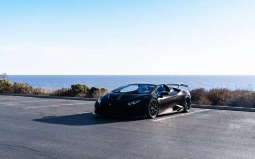 Una Lamborghini Huracán, supercar ad alte prestazioni, immortalata in una posa dinamica. 7680x4800