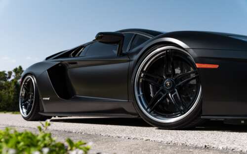 Una fotografia ad alta risoluzione di una lussuosa supercar Lamborghini, caratterizzata... 7680x4800