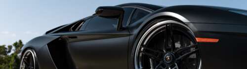 Una fotografia ad alta risoluzione di una lussuosa supercar Lamborghini, caratterizzata... Dual UHD