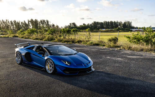 Una supercar Lamborghini dalle prestazioni elevate, caratterizzata da linee aerodinamiche... 7680x4800