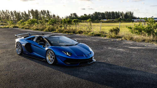 Una supercar Lamborghini dalle prestazioni elevate, caratterizzata da linee aerodinamiche... 8K