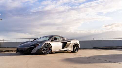 Una supercar McLaren dalle prestazioni elevate, caratterizzata da linee aerodinamiche... 8K