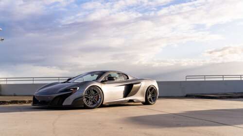 Una supercar McLaren dalle prestazioni elevate, caratterizzata da linee aerodinamiche... 4K (Ultra HD)