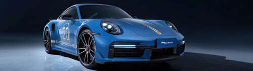 Una vista dettagliata di una Porsche 911 Turbo, un’elegante e potente auto sportiva,... Dual UHD