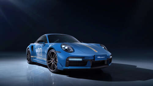 Una vista dettagliata di una Porsche 911 Turbo, un’elegante e potente auto sportiva,... 4K (Ultra HD)