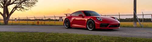 Primo piano di una Porsche 992 GTS, un’auto sportiva che mette in risalto la sua... Dual UHD