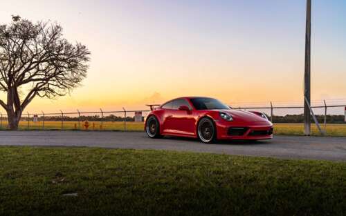 Primo piano di una Porsche 992 GTS, un’auto sportiva che mette in risalto la sua... 7680x4800